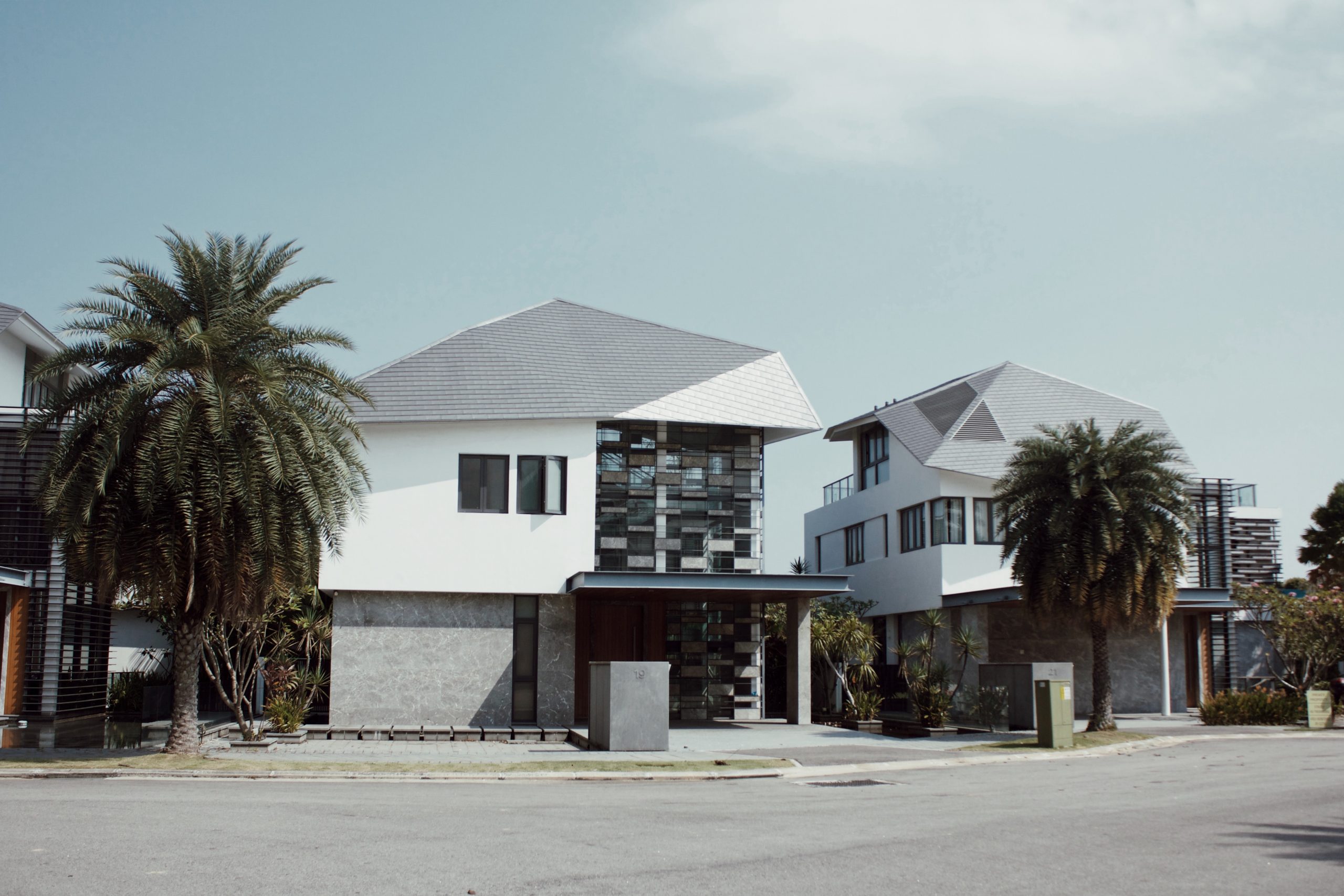 k8-9brIbLCo950-unsplash picture of houses in a town